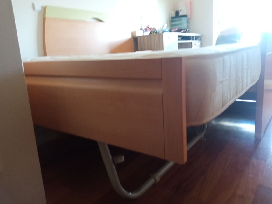 Cama + Mesa de cabeceira com 2 colchões