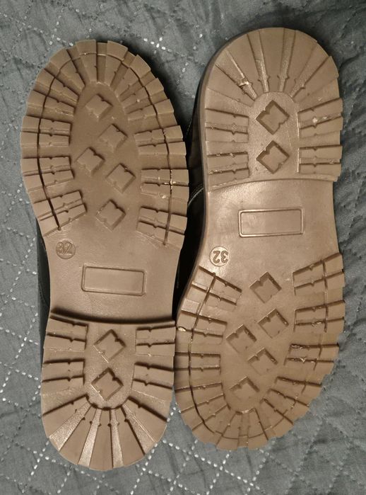 Sapatos Emporio Armani modelo XYC001 nº 32 pretos