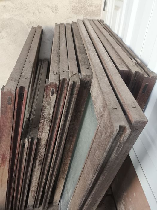 Lote de janelas antigas em madeira – 14 unidades