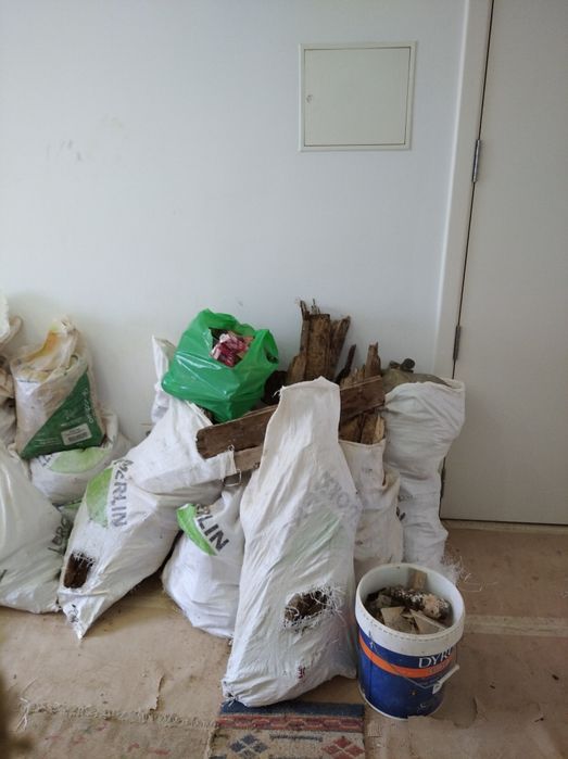 Remoção de entulhos, demolição e móveis lixo e sucata