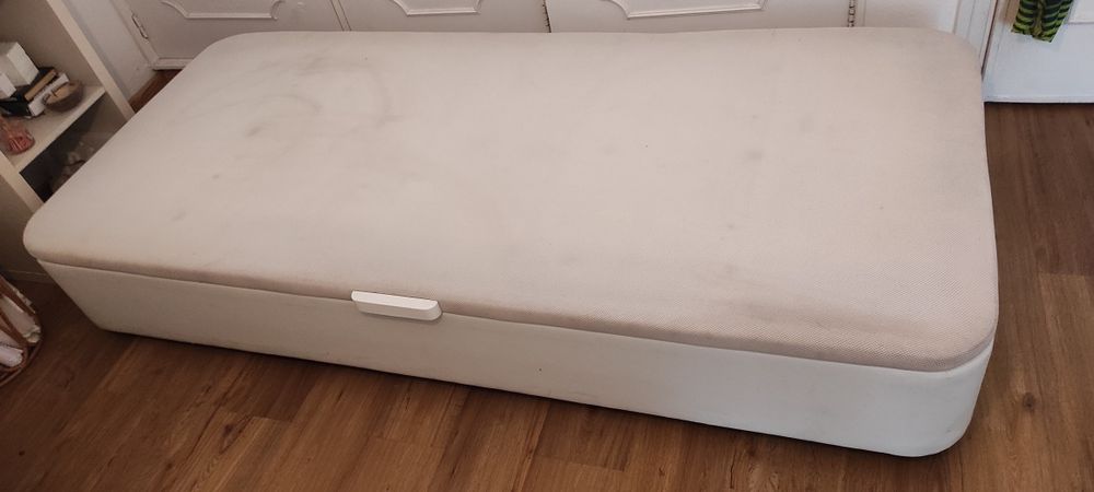 Cama de solteiro com arrumação