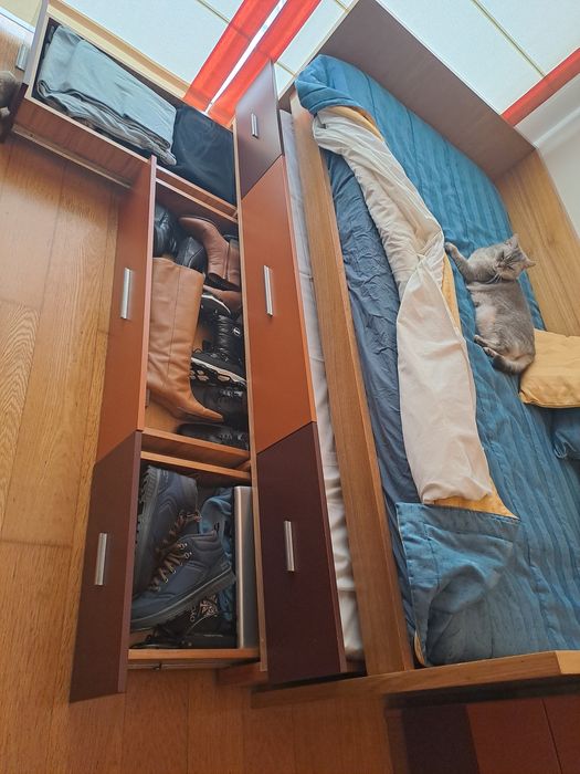 Quarto completo moderno – como novo – roupeiro, cama e estante