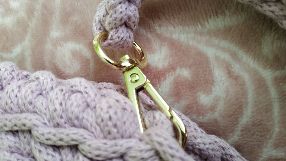 Okrągła torebka na szydełku brudny róż z suwakiem i materiałem