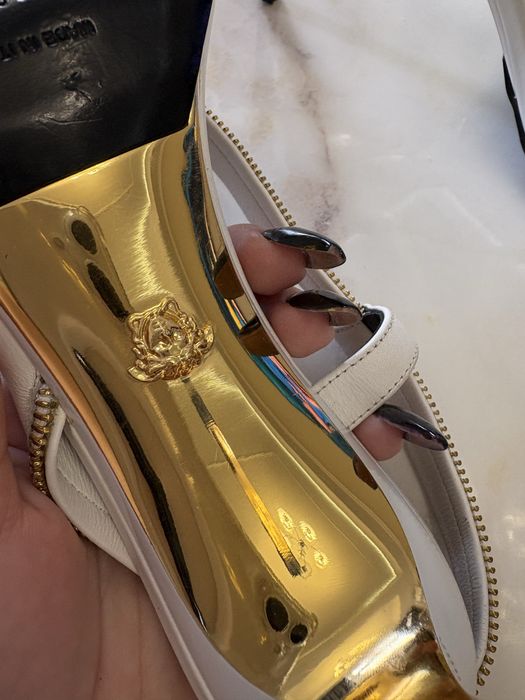 Босоножки Versace белые