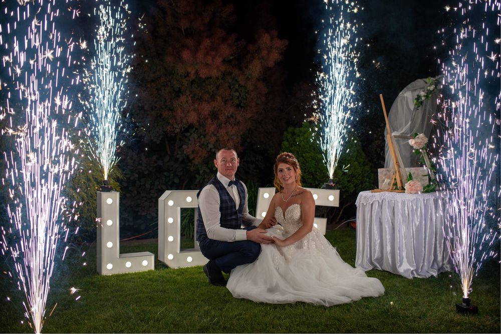 Ciężki dym, fontanny iskier, pierwszy taniec, tort, taniec w chmurze