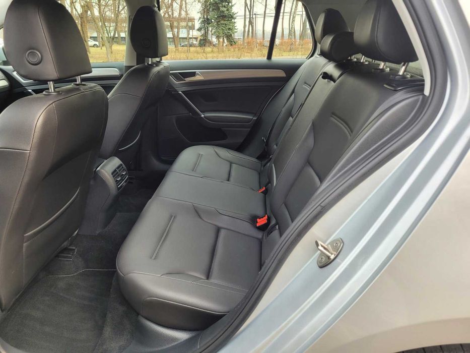 Прокат (оренда) автомобіля Volkswagen e-Golf в гарній комплектації