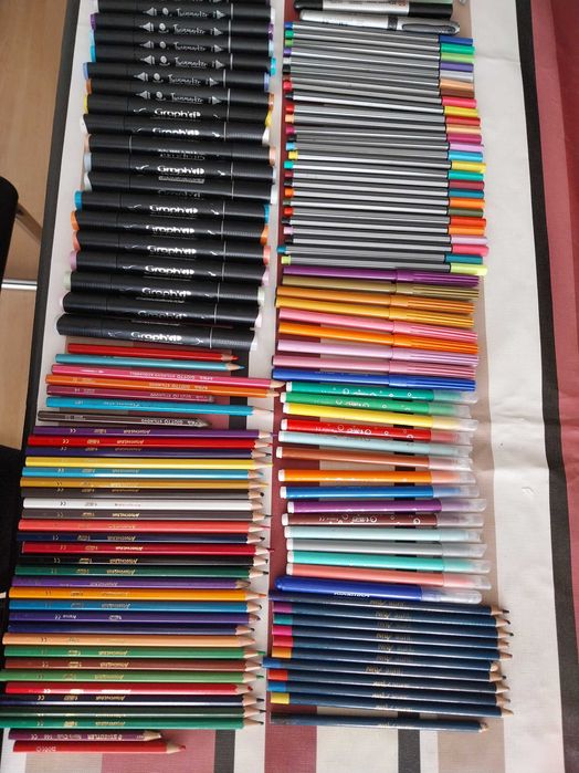 Material de artes - canetas, lápis, marcadores