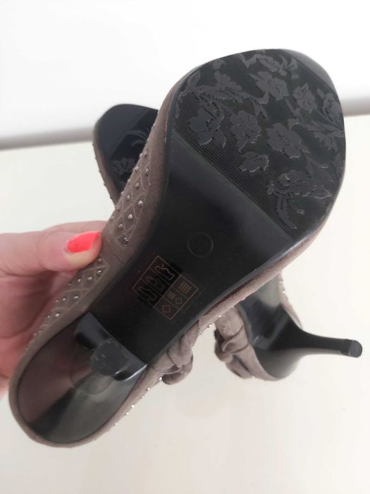 Sapatos Seaside com tachas em cinzento novos