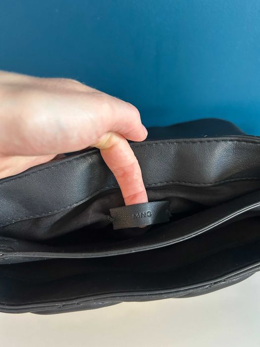 Pikowana torebka na łańcuch. Mango