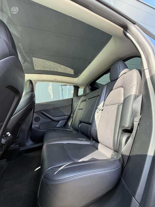 Tesla model Y 2021
