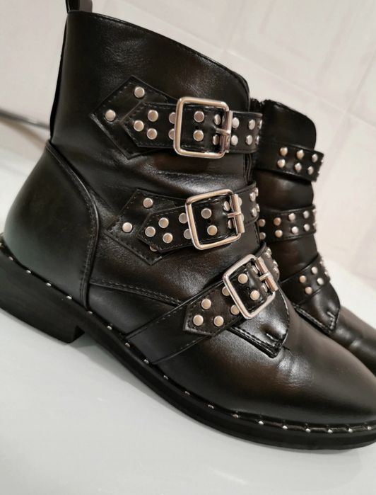 Botas pretas com tachas prateadas