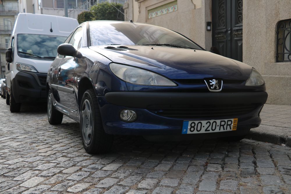 Peugeot 206 , 1100 a gasolina