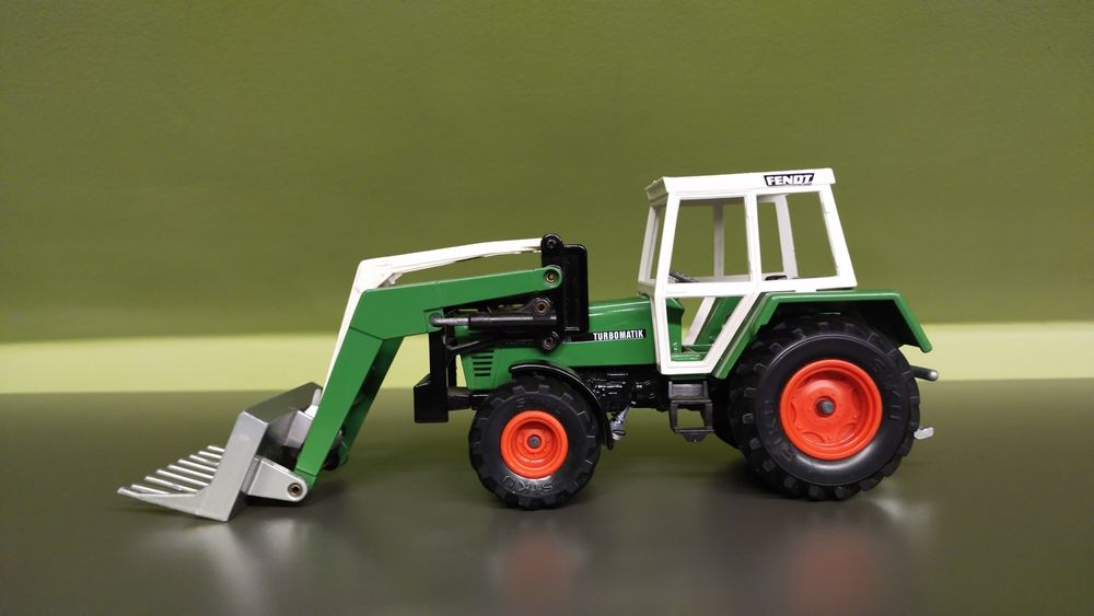Siku traktor Fendt z ładowaczem 1 32