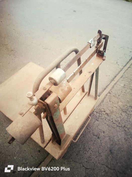 Vendo balança antiga em ferro.