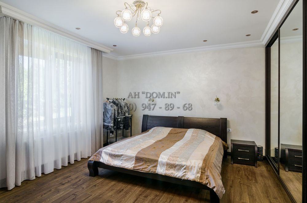 Сучасний будинок біля річки