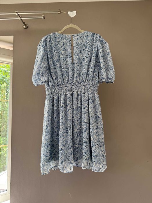 sukienka błękitna krótki rękaw w kwiaty rozkloszowana L 40