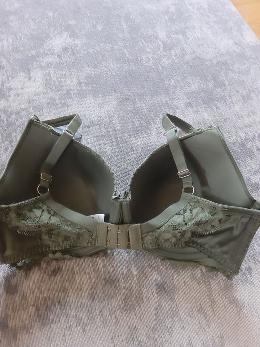 Biustonosz hunkemoller Noir 75E, odpowiedni na 80E