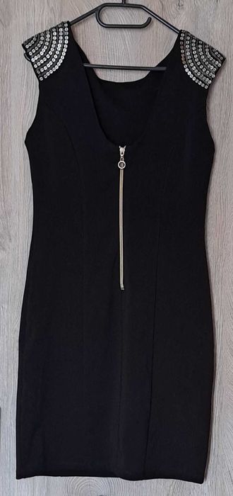 Czarna obcisła sukienka z cekinami
