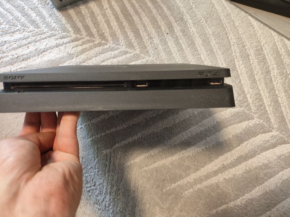 PlayStation 4 Slim 1 TB + 2 pady + stacja ładująca – stan bardzo dobry