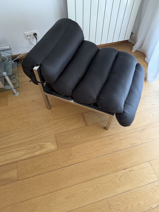 Poltrona de Design — Aço Cromado + Almofadas Tubulares Pretas