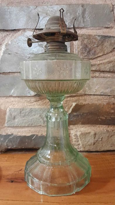 Lamparina antiga em vidro com suporte metálico — decoração