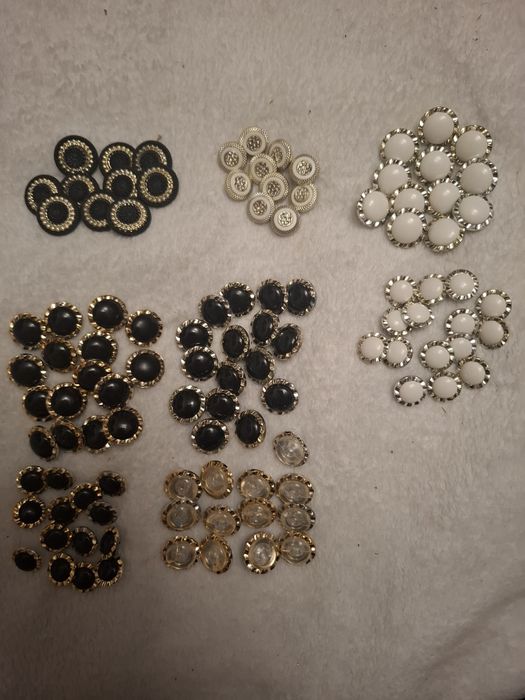 Блискавки, Гудзики