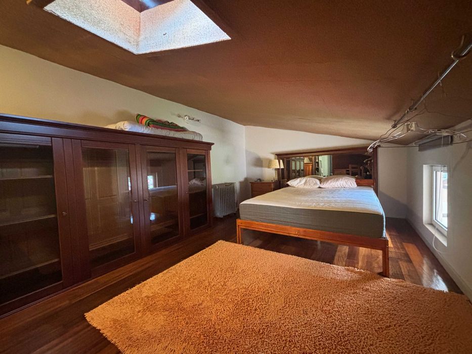 Quarto individual para um estudante em moradia tranquila