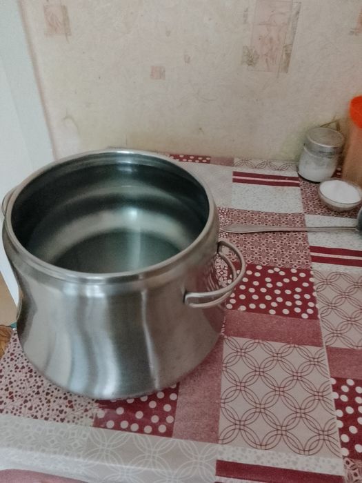 Кастрюля из нержавеющей стали.