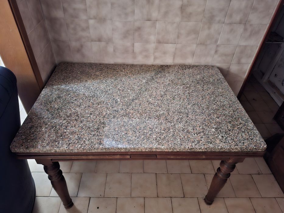 Mesa de cozinha em madeira