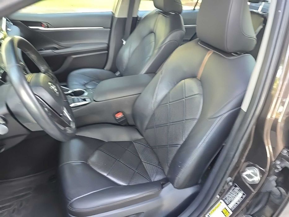 Toyota Camry Hybrid      2019