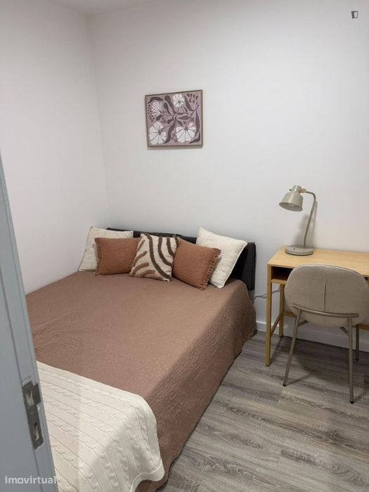 Quarto - localizado em Santos Lisbon