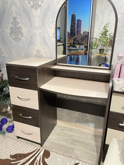 Туалетний столик трюмо