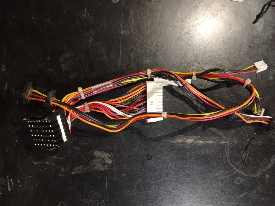 кабель для блока живлення Dell PowerEdge 2900.
Номер деталі Dell: CN-0