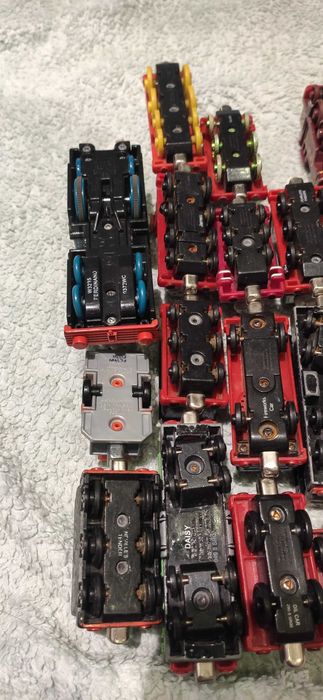 32 szt. lokomotywy i wagoniki z bajki Tomek i przyjaciele dla dziecka