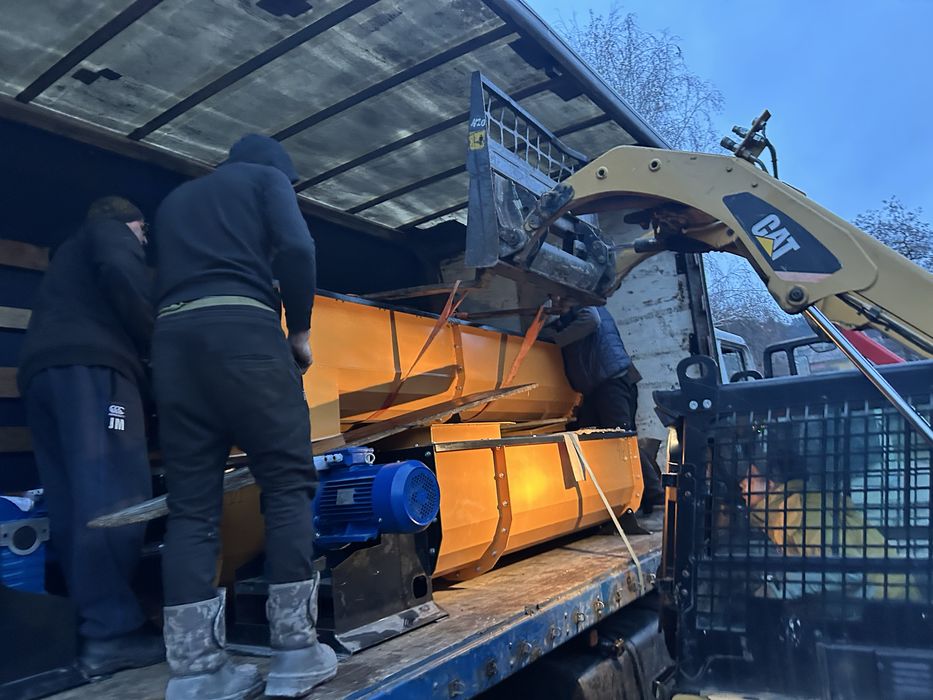 Шнековий транспортер у коробі. Шнек. Транспортер зернопогрузчик.