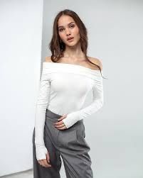 Сорочка з відкритими плечима і довгими рукавами