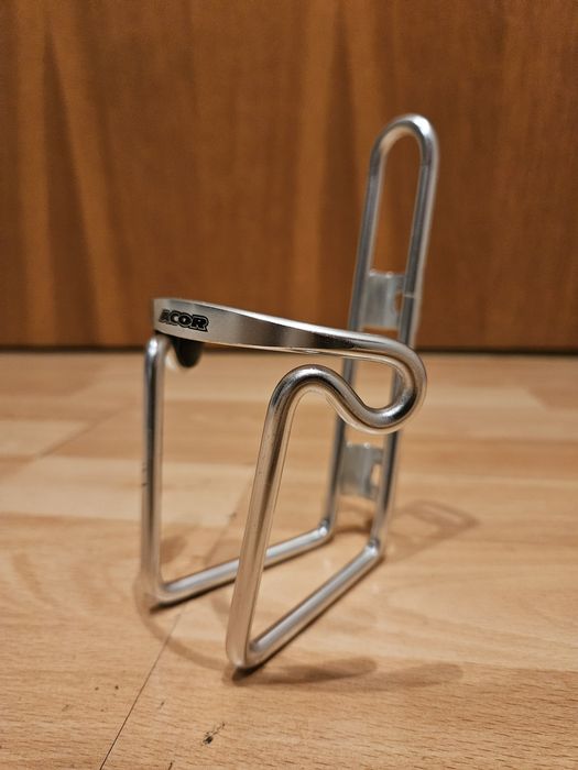 Lekki koszyk aluminiowy na bidon ACOR