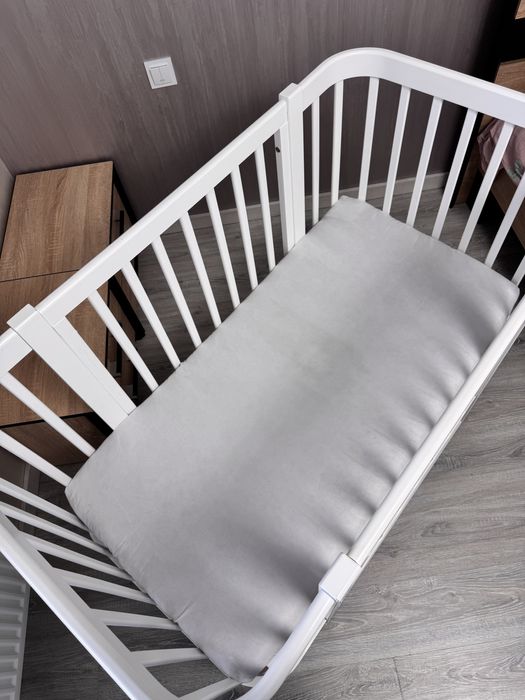 Дитяча колиска з маятником і матрасом