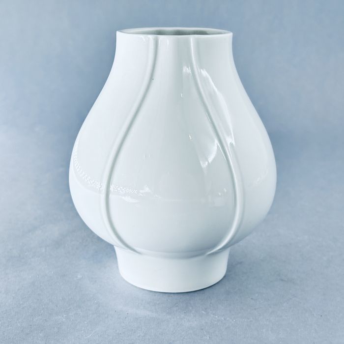 lata 70/80-te piękny designerski biały wazon porcelanowy