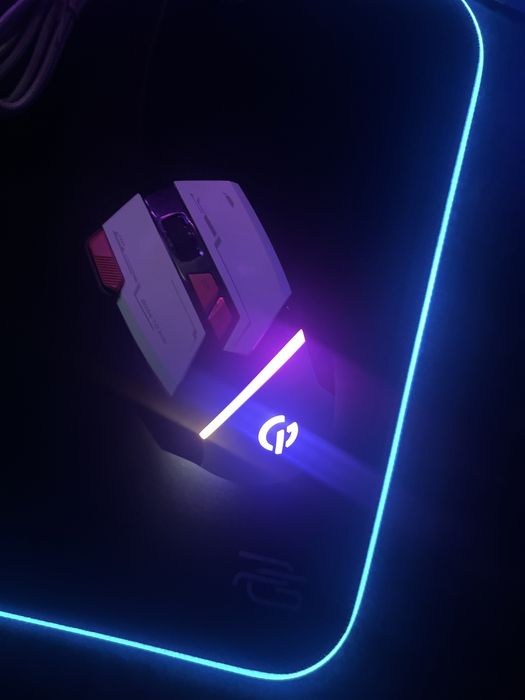 Наушники и мышка с RGB подсвтекой в идеальном состоянии.
