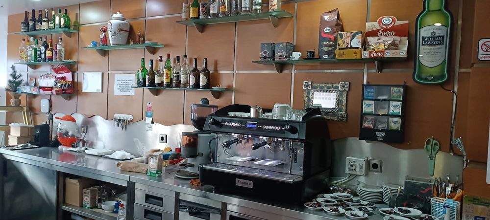 Trespasse de café completo, equipado e a funcionar no máximo