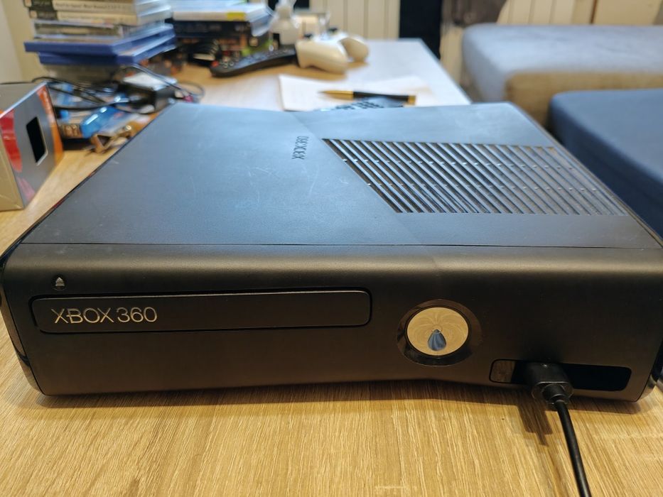 Konsola Xbox 360 dysk 250 GB.