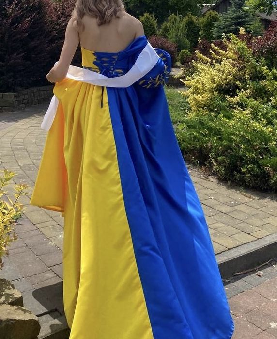 Плаття в українських тонах