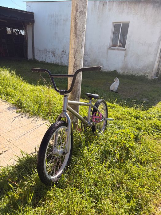 Troco bmx, está como nova , foi pintada á pouco tempo