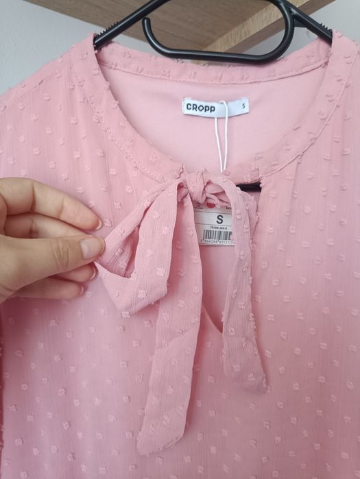 Cropp rozmiar 36 S pudrowa sukienka mini z wiązaniem plumetti
