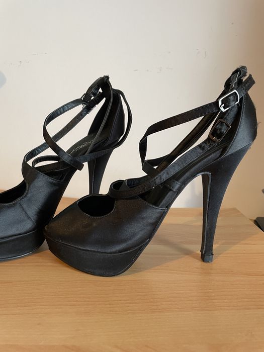 Sandália de salto alto