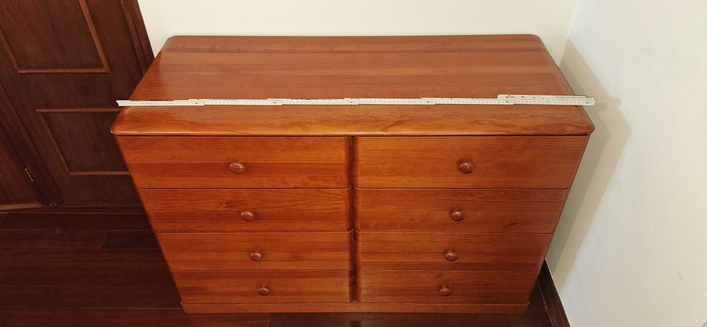 Cama casal, 2 mesas de cabeceira, Estrado, Colchão, Cómoda e Espelho