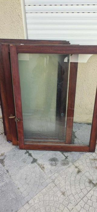 Lote de janelas em madeira de moradia