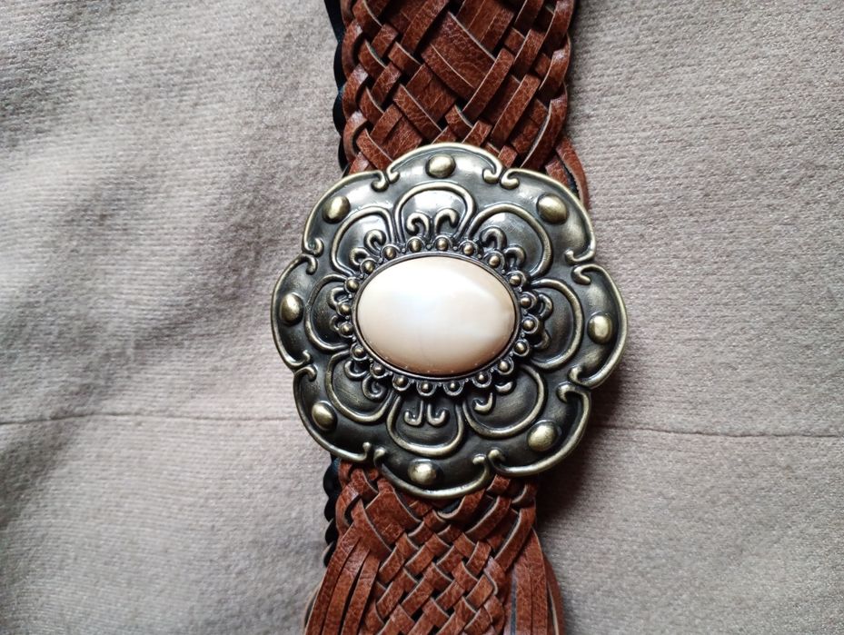 Pleciony pasek z dużą klamrą w stylu Boho