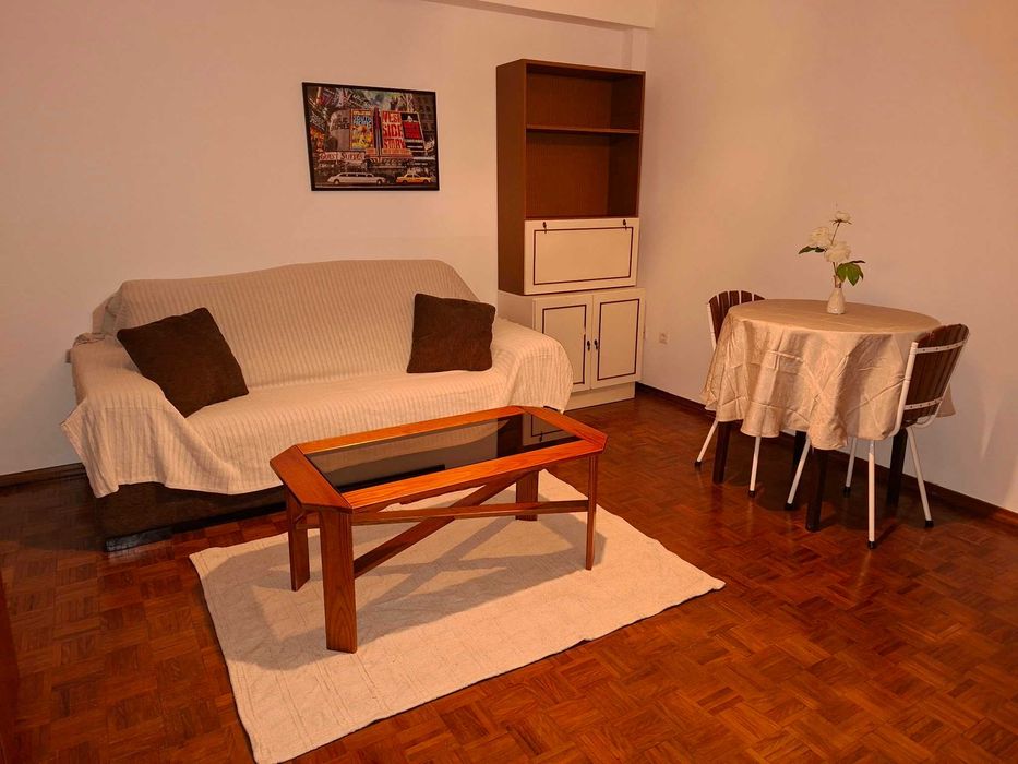 Quarto Mobilado para Estudante Universitária – Coimbra